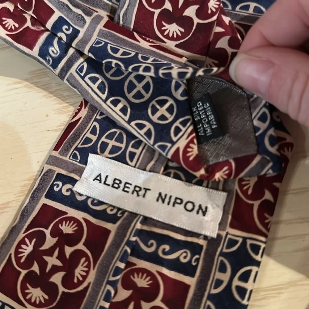 Albert nipon tie EUC